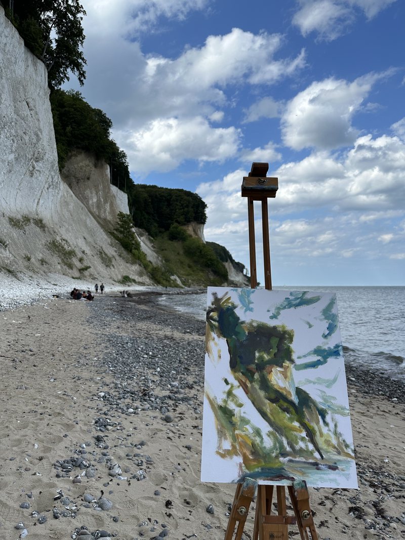 Staffelei mit frischer Landschaftsmalerei an der Kreideküste am Meer