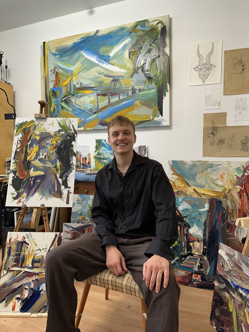 Noah Rennebaum in seinem Atelier in Leipzig, umgeben von eigenen Arbeiten