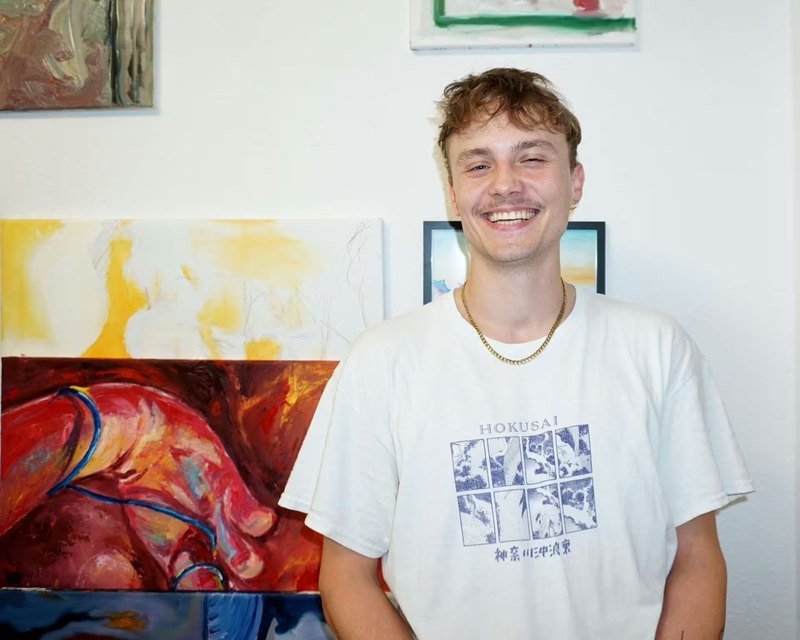 Noah Rennebaum in seinem Atelier in Leipzig, vor eigenen Arbeiten
