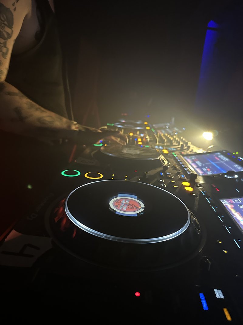 DJ-Pult während der Live-Performance mit DJ Timstagram in der Distillery Leipzig
